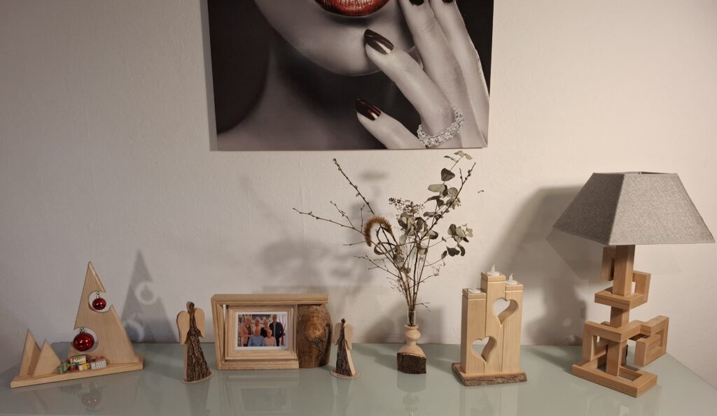 Lighthouse Design fabricant et éditeur de luminaires et d'objets déco en bois. Luminaires artisanaux, cadres photos pêle-mêle.