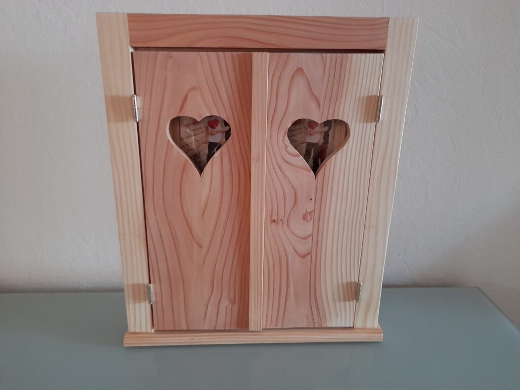 Une Fenêtre sur Vos Souvenirs avec ce cadre Photos Multivues en Bois Massif. Cadre photo pêle-mêle, cadre photo multivues, cadre photo artisanal, cadre photo en bois massif, cadre photo personnalisé, Bilderrahmen, Bilderrahmen aussi holz