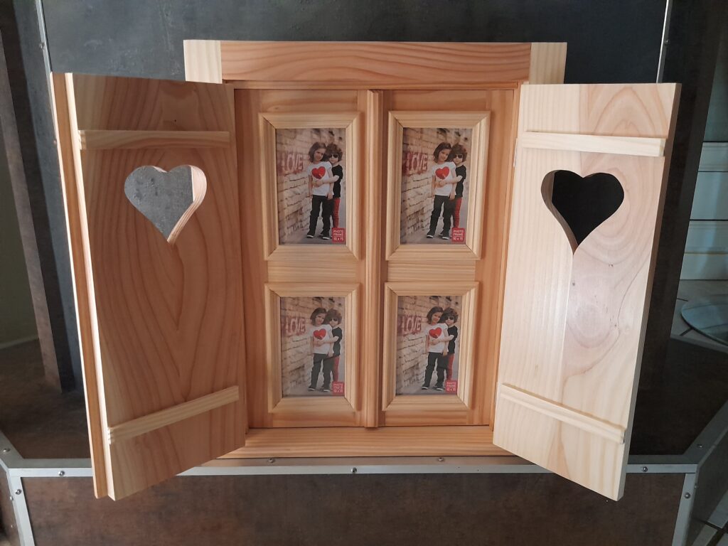 Une Fenêtre sur Vos Souvenirs avec ce cadre Photos Multivues en Bois Massif. Cadre photo pêle-mêle, cadre photo multivues, cadre photo artisanal, cadre photo en bois massif, cadre photo personnalisé, Bilderrahmen, Bilderrahmen aussi holz