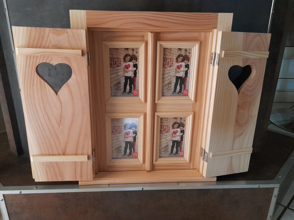 Une Fenêtre sur Vos Souvenirs avec ce cadre Photos Multivues en Bois Massif. Cadre photo pêle-mêle, cadre photo multivues, cadre photo artisanal, cadre photo en bois massif, cadre photo personnalisé, Bilderrahmen, Bilderrahmen aussi holz