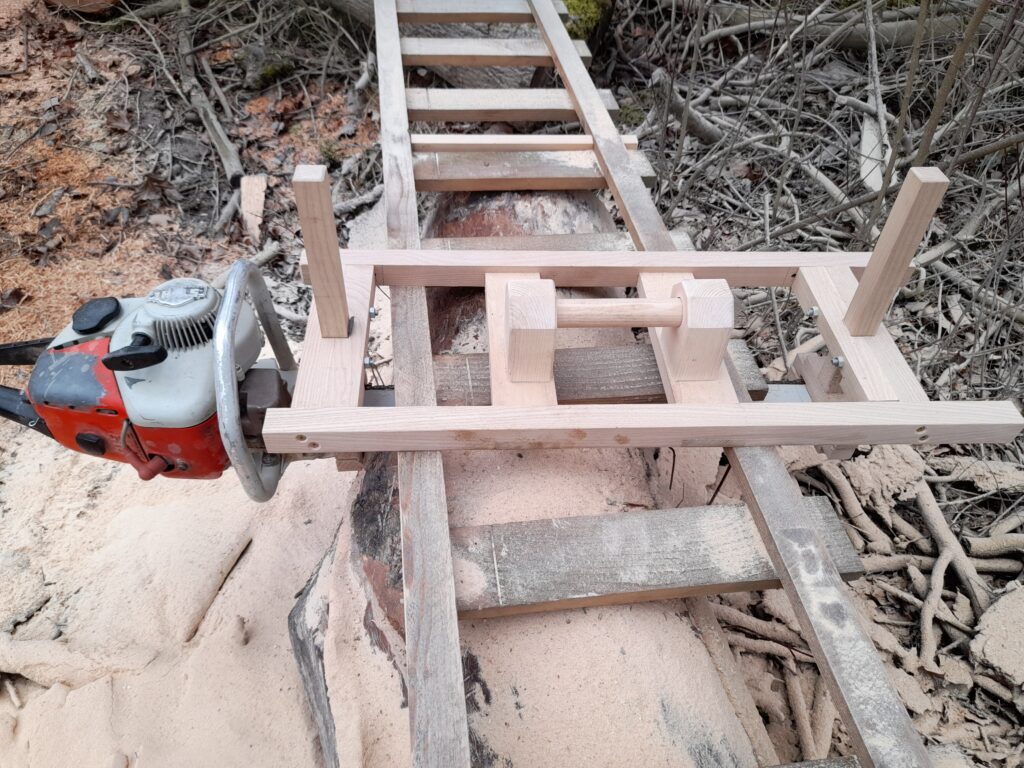 Débiter des Planches avec une Gruminette. La Gruminette reste une solution économique pour débiter des pladans des bois rares comme la ronce de Frêne, du mirabellier ou encore pommier.