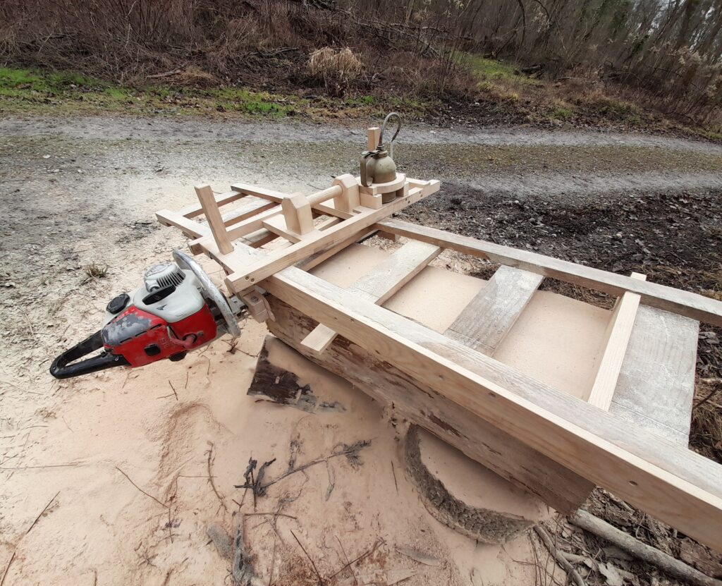 Débiter des Planches avec une Gruminette. La Gruminette reste une solution économique pour débiter des pladans des bois rares comme la ronce de Frêne, du mirabellier ou encore pommier.