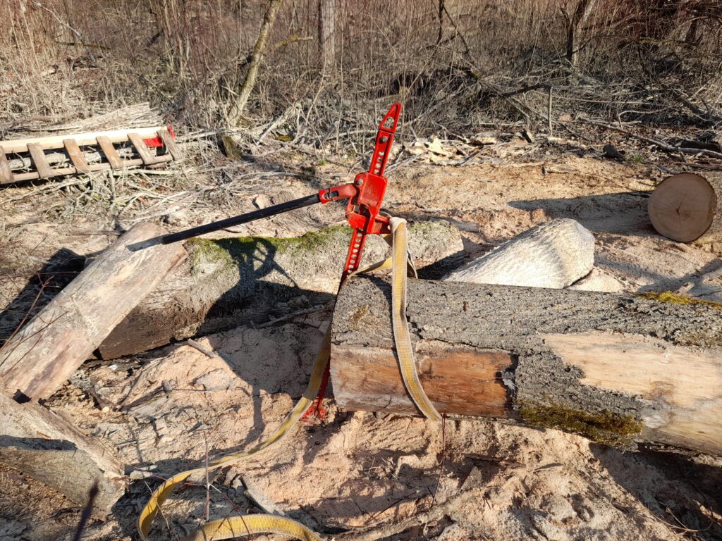 Débiter des Planches avec une Gruminette. La Gruminette reste une solution économique pour débiter des pladans des bois rares comme la ronce de Frêne, du mirabellier ou encore pommier.