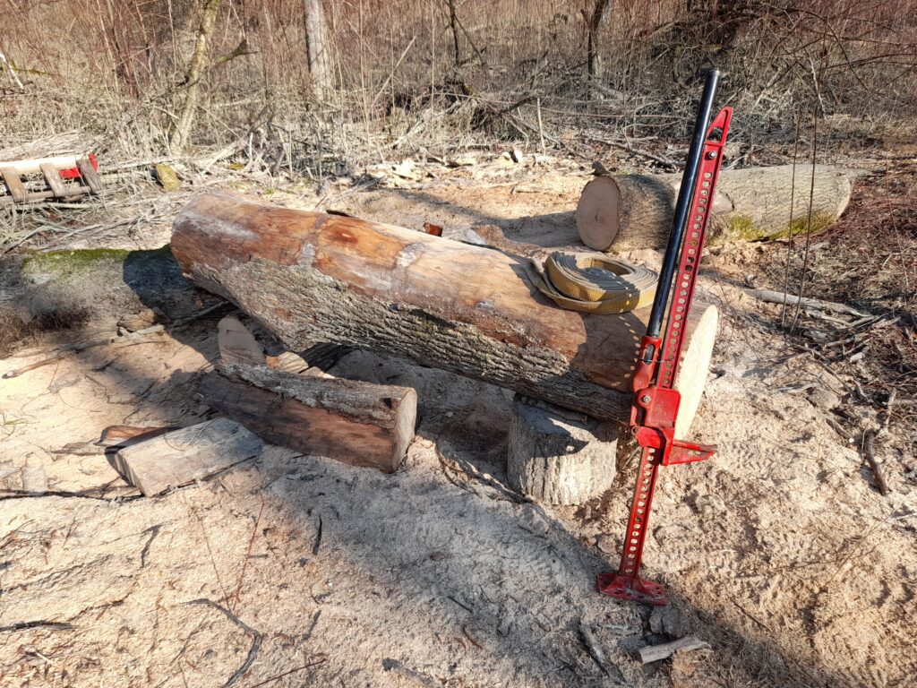 Débiter des Planches avec une Gruminette. La Gruminette reste une solution économique pour débiter des pladans des bois rares comme la ronce de Frêne, du mirabellier ou encore pommier.