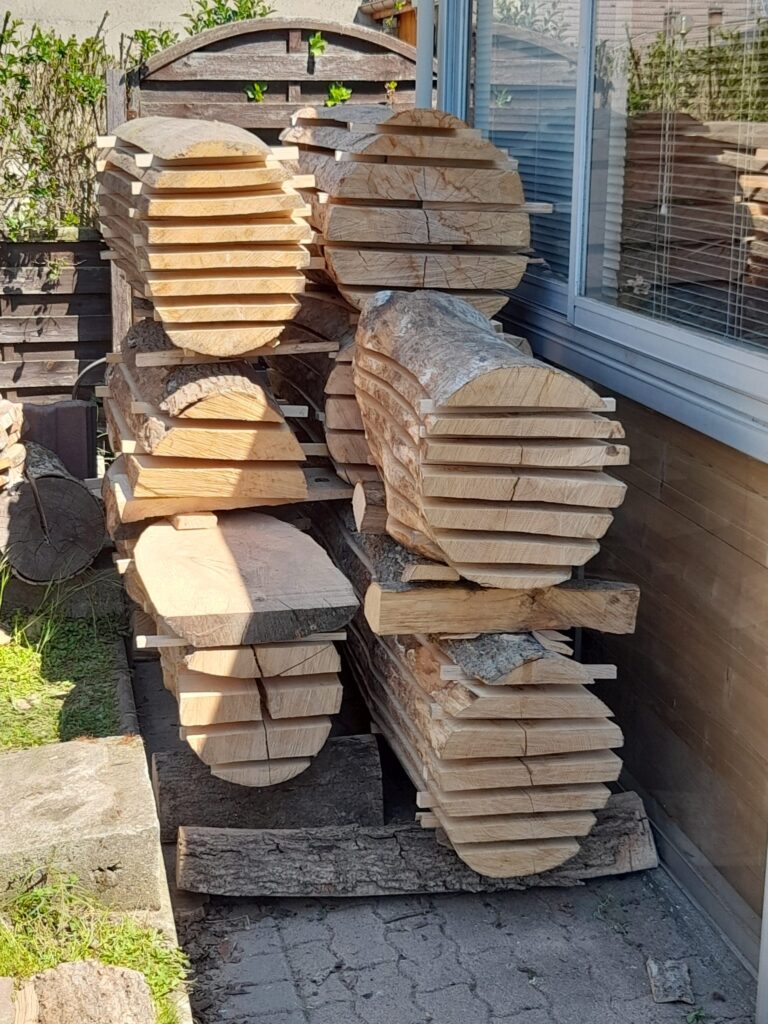 Débiter des Planches avec une Gruminette. La Gruminette reste une solution économique pour débiter des pladans des bois rares comme la ronce de Frêne, du mirabellier ou encore pommier.