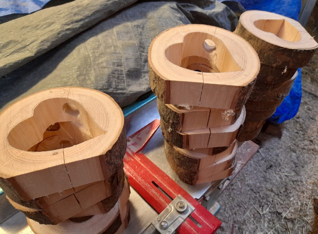 Soliflores bûches de bois : ajourées d’un cœur, soliflore artisanal, soliflore cœur, soliflore style champêtre, soliflore style bohème, soliflores décoratifs, idée cadeau