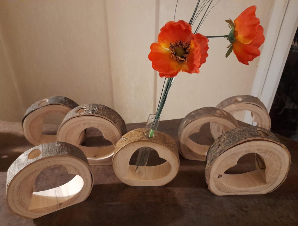 Soliflores bûches de bois : ajourées d’un cœur, soliflore artisanal, soliflore cœur, soliflore style champêtre, soliflore style bohème, soliflores décoratifs, idée cadeau