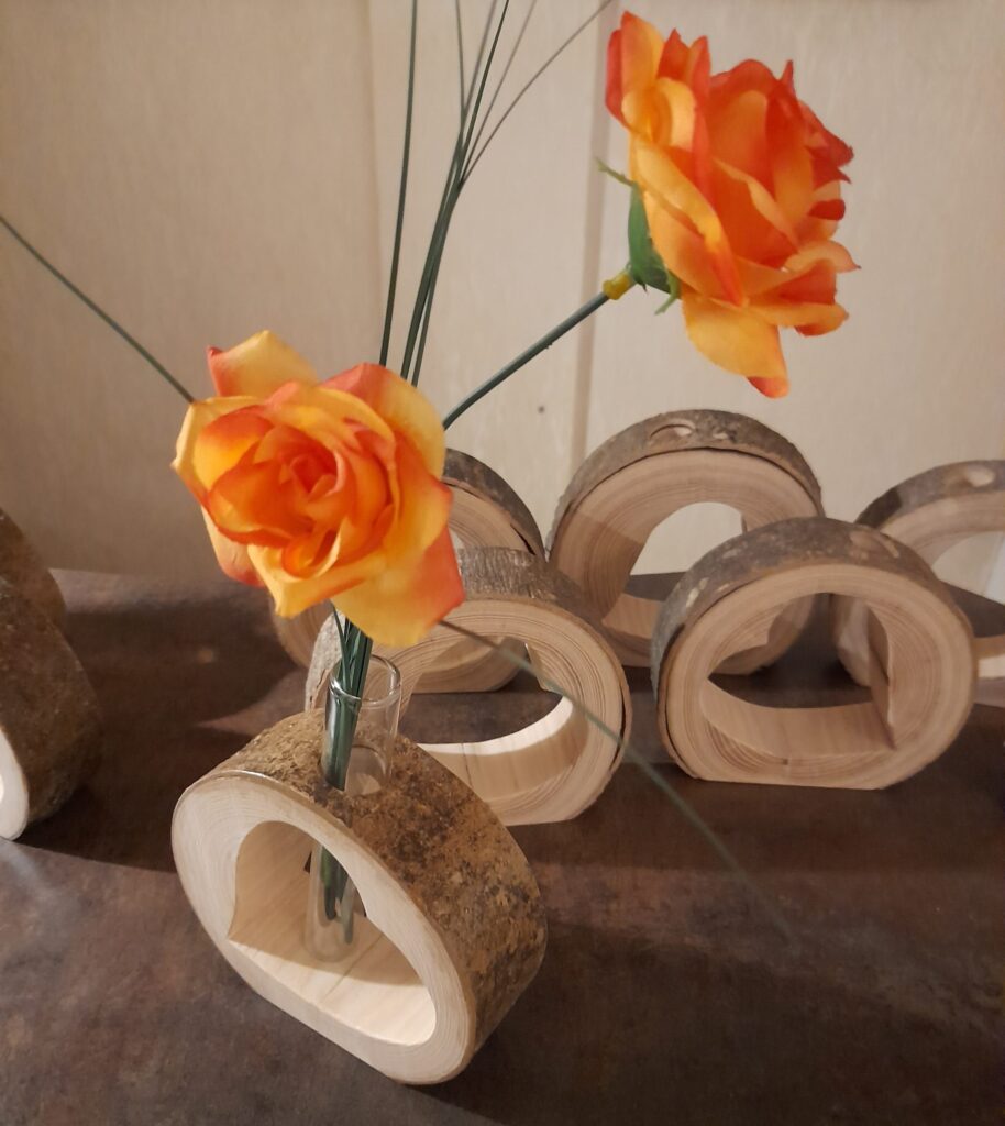 Soliflores bûches de bois : ajourées d’un cœur, soliflore artisanal, soliflore cœur, soliflore style champêtre, soliflore style bohème, soliflores décoratifs, idée cadeau