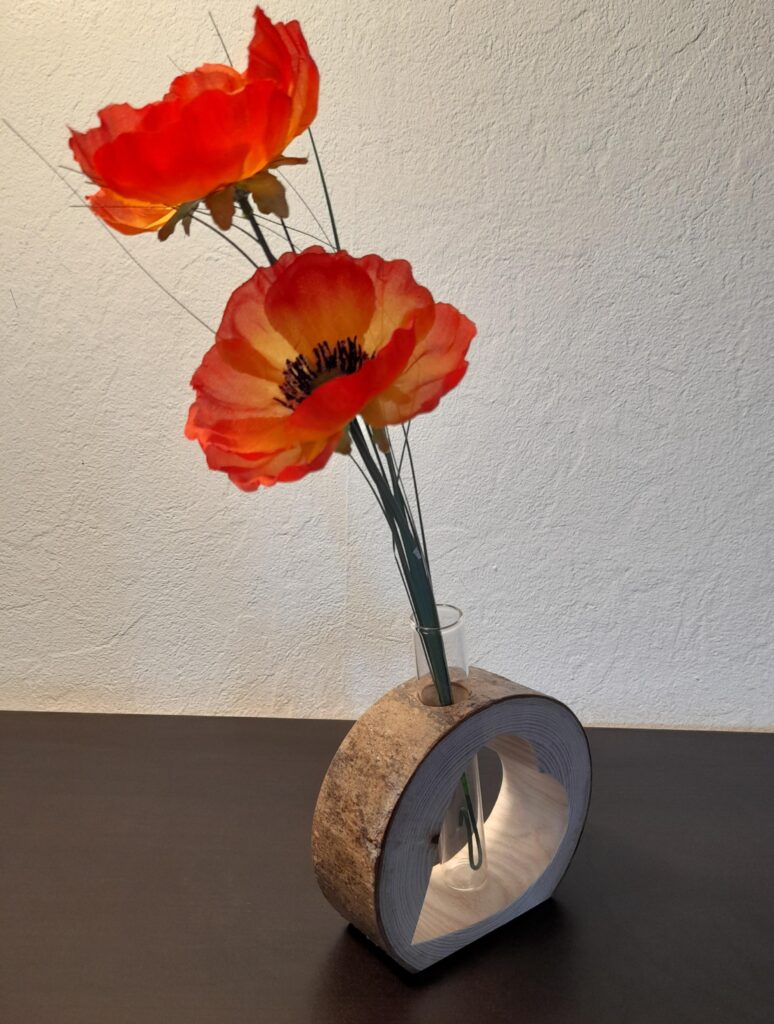 Soliflores bûches de bois : ajourées d’un cœur, soliflore artisanal, soliflore cœur, soliflore style champêtre, soliflore style bohème, soliflores décoratifs, idée cadeau