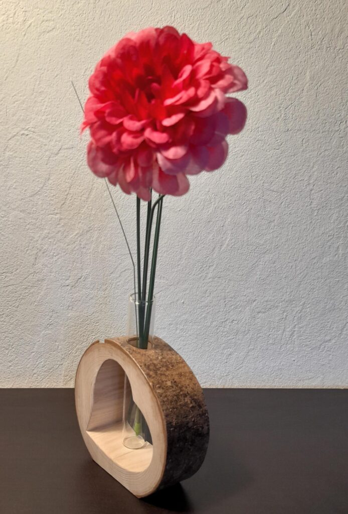 Soliflores bûches de bois : ajourées d’un cœur, soliflore artisanal, soliflore cœur, soliflore style champêtre, soliflore style bohème, soliflores décoratifs, idée cadeau