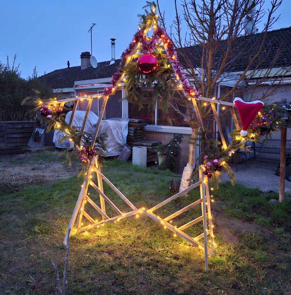 La Magie de la Déco de Noël en Bois, déco de Noël en bois, déco de Noël artisanale, déco de Noël fait main, déco de Noël originale, sapin en bois, flocons de neige en bois. Weinachtsdeco aussi Holz,