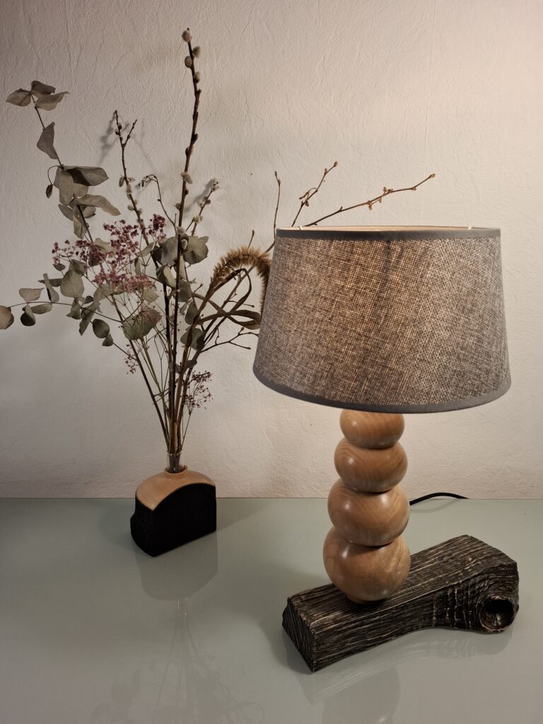 Lampe à Poser, lampe en bois, luminaire artisanal, lampe bois naturel et bois Brûlé, lampe style champêtre chic, Holzlampe, Massivholz lampe , lampe pièce unique
