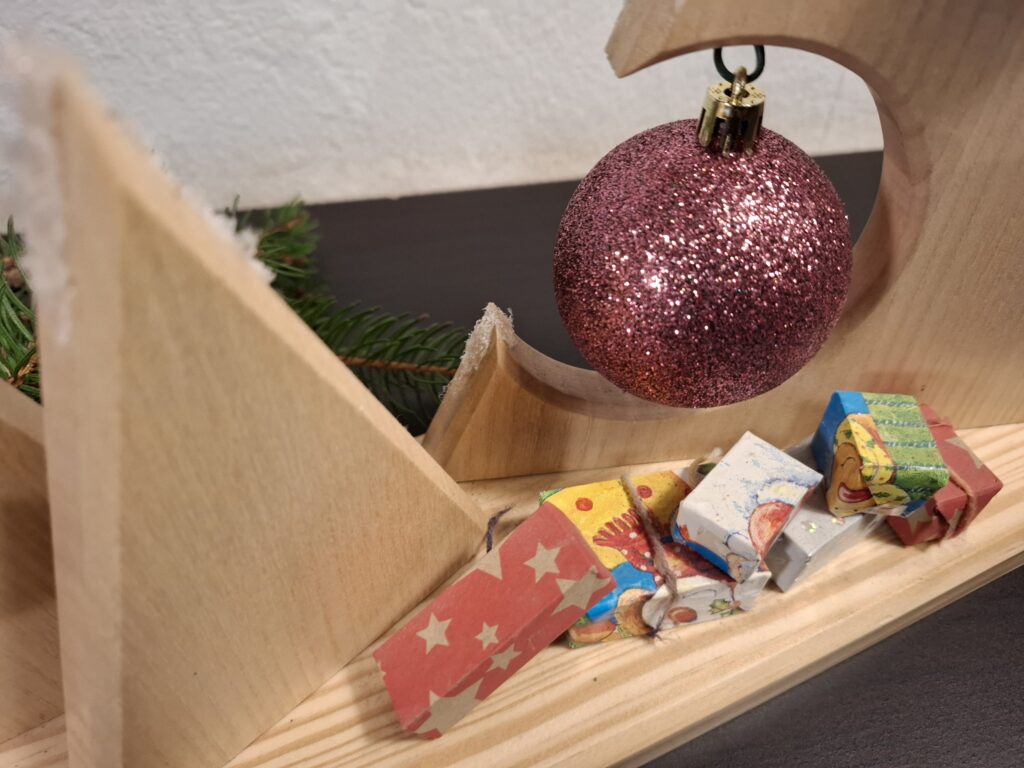 La Magie de la Déco de Noël en Bois, déco de Noël en bois, déco de Noël artisanale, déco de Noël fait main, déco de Noël originale, sapin en bois, flocons de neige en bois. Weinachtsdeco aussi Holz,