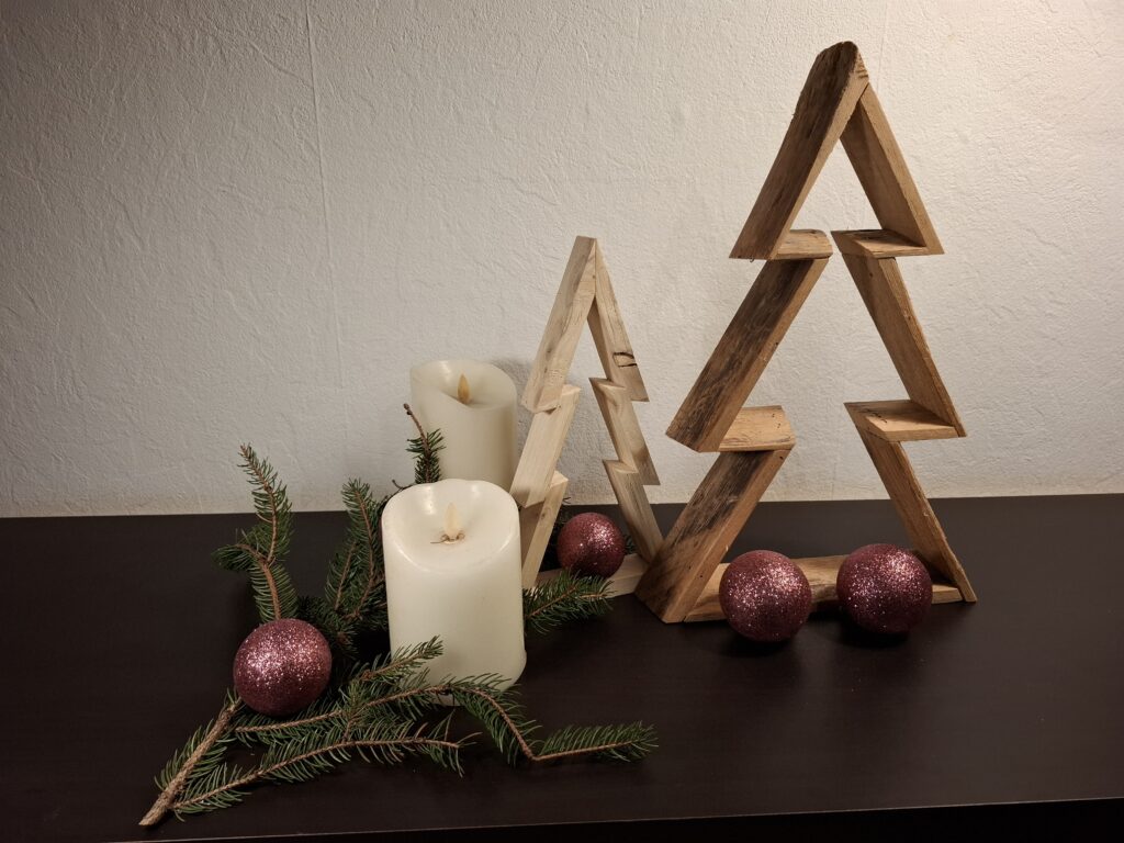 La Magie de la Déco de Noël en Bois, déco de Noël en bois, déco de Noël artisanale, déco de Noël fait main, déco de Noël originale, sapin en bois, flocons de neige en bois. Weinachtsdeco aussi Holz,