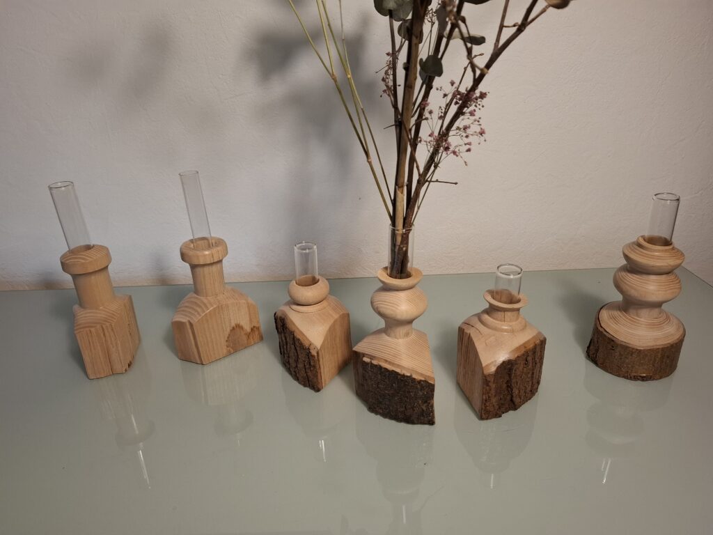 Les soliflores en bois tourné : Élégance Naturelle et Artisanal, soliflore artisanal, soliflore pièce unique, soliflore déco champêtre, soliflore style bohème