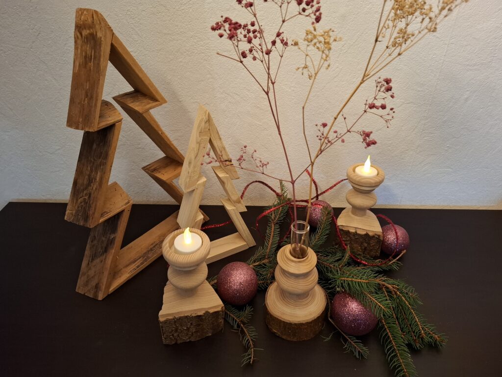 Les soliflores en bois tourné : Élégance Naturelle et Artisanal, soliflore artisanal, soliflore pièce unique, soliflore déco champêtre, soliflore style bohème déco de Noël