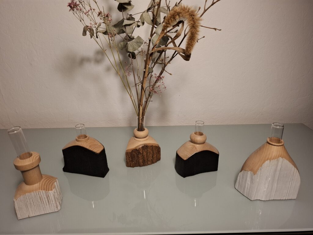 Les soliflores en bois tourné : Élégance Naturelle et Artisanal, soliflore artisanal, soliflore pièce unique, soliflore déco champêtre, soliflore style bohème, soliflore bois Brûlé, soliflore bois massif blanc