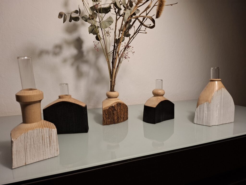 Les soliflores en bois tourné : Élégance Naturelle et Artisanal, soliflore artisanal, soliflore pièce unique, soliflore déco champêtre, soliflore style bohème, soliflore bois Brûlé, soliflore bois massif blanc