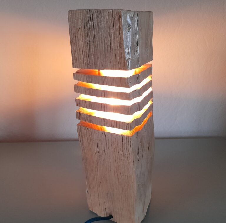 Luminaire artisanal, lampe à poser en bois, lampe à poser bûche empilée, lampe design, lampe à poser naturelle