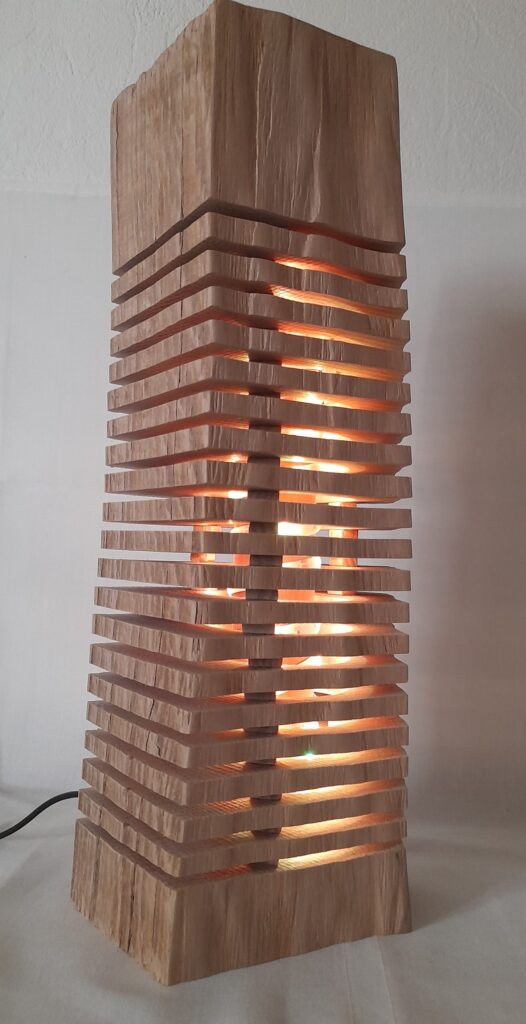 Luminaire artisanal, lampe à poser en bois, lampe à poser bûche empilée, lampe design, lampe à poser naturelle