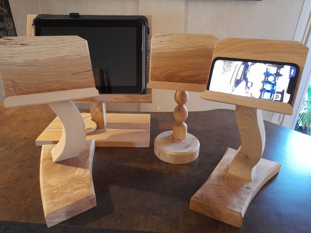 Support pour téléphone en bois, Support téléphone réglable, Support tablette, support de téléphone artisanal, support téléphone original, support téléphone en bois massif.