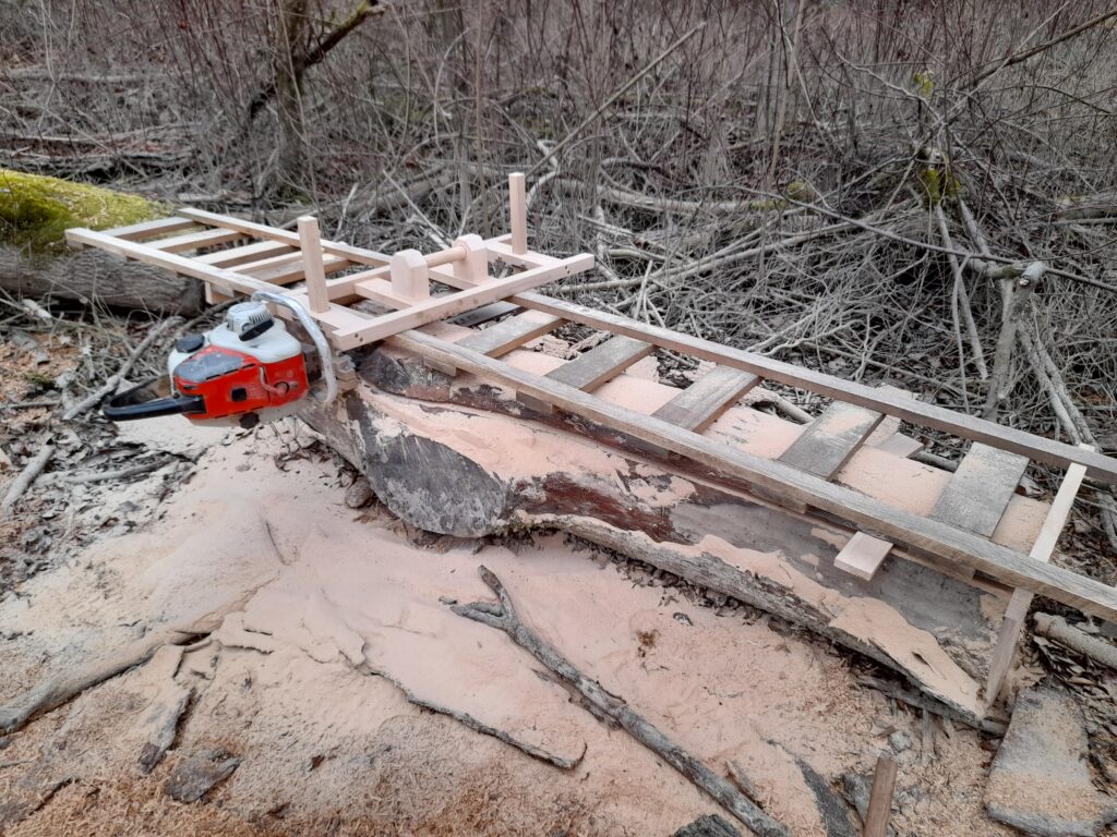Le bois massif, la beauté du bois massif dans la décoration intérieure, valoriser les défauts du bois. Débit de planches à la tronçonneuse