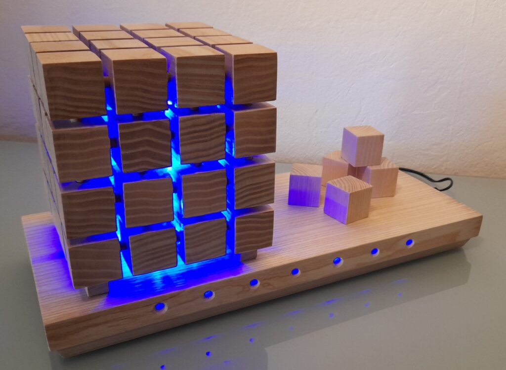 Lampe Cube, cube lumineux, lampe design, luminaire artisanal, lampe à poser en bois, luminaire à LED, Holzlampe, Design Holzlampe, lampe à poser, lampe dambiance