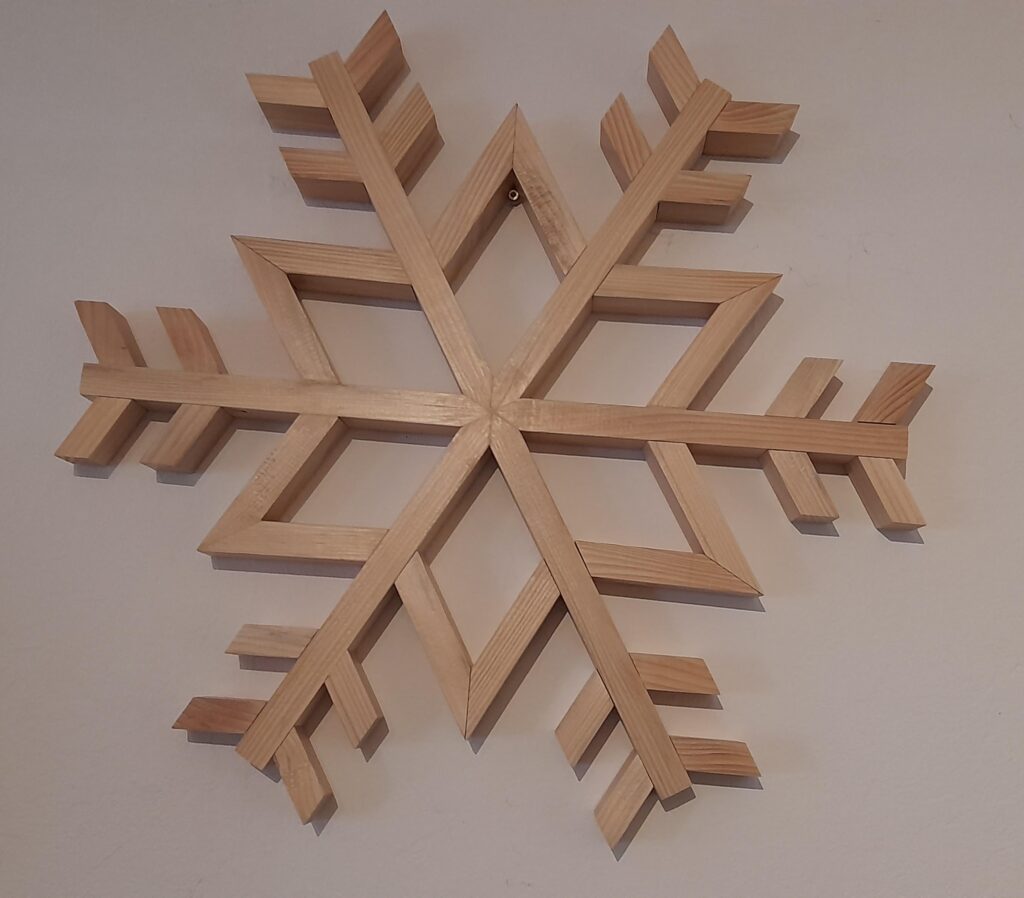 La Magie de la Déco de Noël en Bois, déco de Noël en bois, déco de Noël artisanale, déco de Noël fait main, déco de Noël originale, sapin en bois, flocons de neige en bois. Weinachtsdeco aussi Holz,