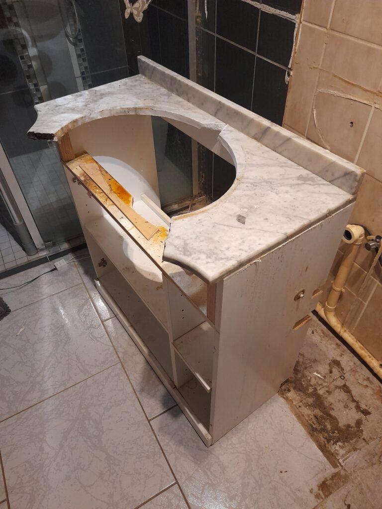 Relooker une Salle de Bain. Transformer une salle de bains avec des matériaux de récupération