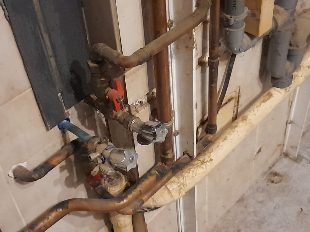 Relooker une Salle de Bain. Transformer une salle de bains avec des matériaux de récupération