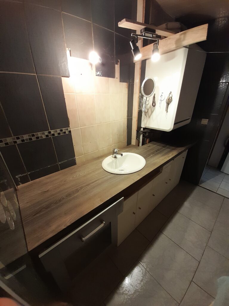 Relooker une Salle de Bain. Transformer une salle de bains avec des matériaux de récupération