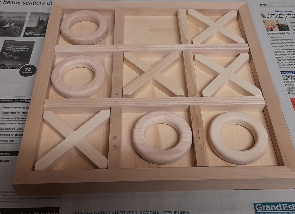 Un Jeu de Morpion Élegant en bois massif, Un Jeu de Morpion artisanal en bois