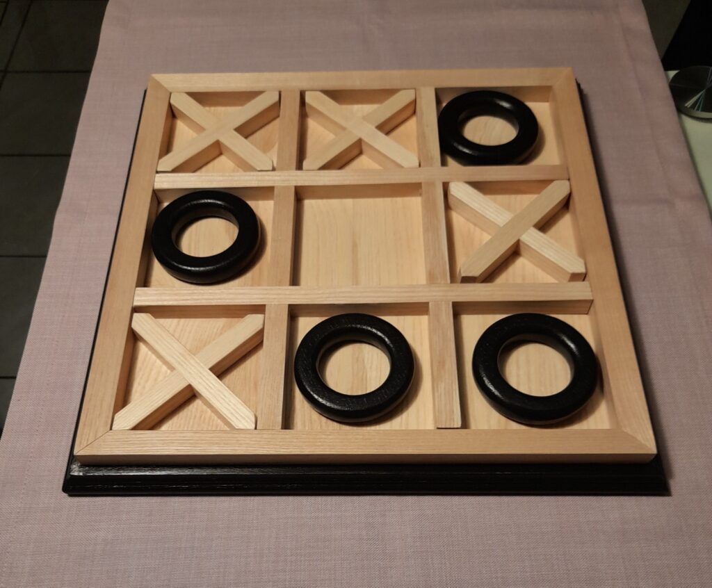 Un Jeu de Morpion Élegant en bois massif, Un Jeu de Morpion artisanal en bois