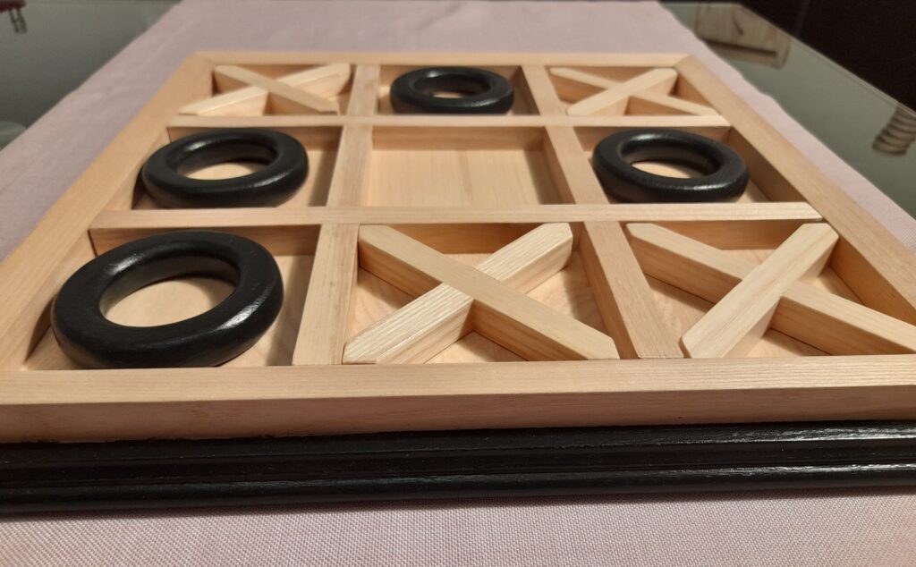 Un Jeu de Morpion Élegant en bois massif, Un Jeu de Morpion artisanal en bois