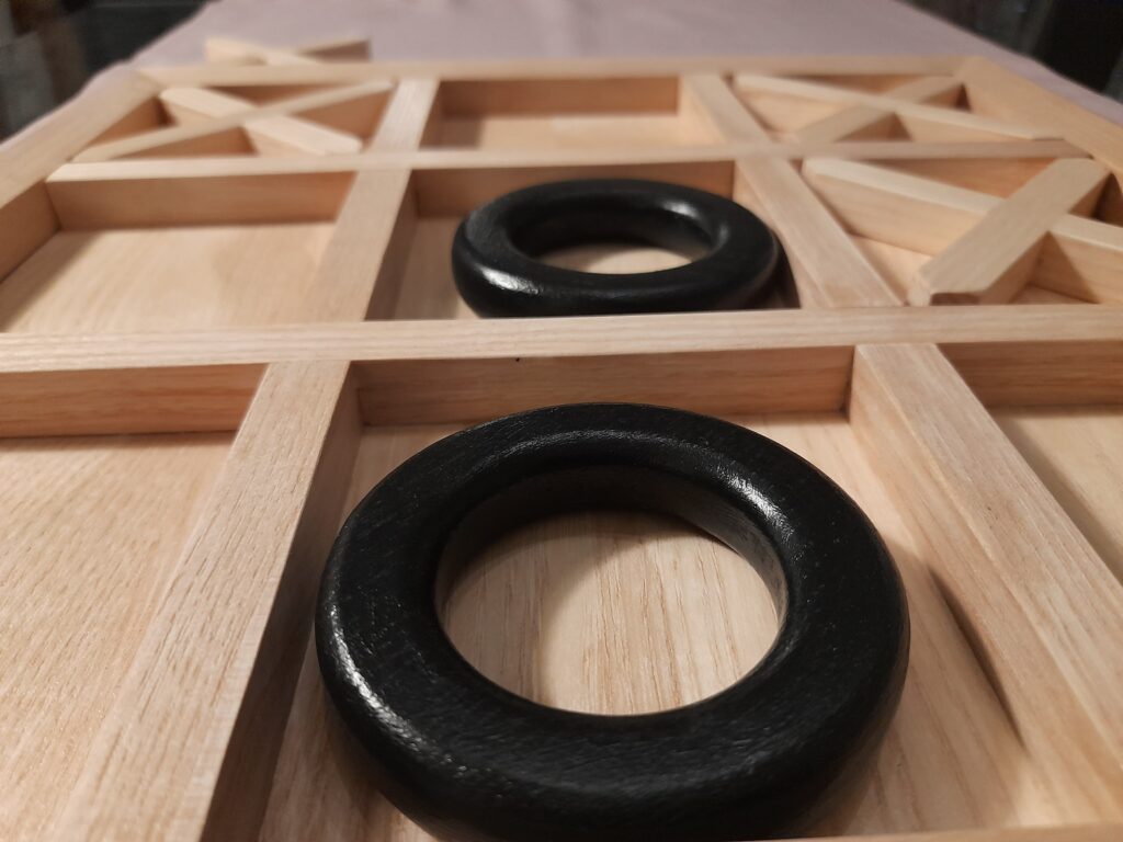 Un Jeu de Morpion Élegant en bois massif, Un Jeu de Morpion artisanal en bois