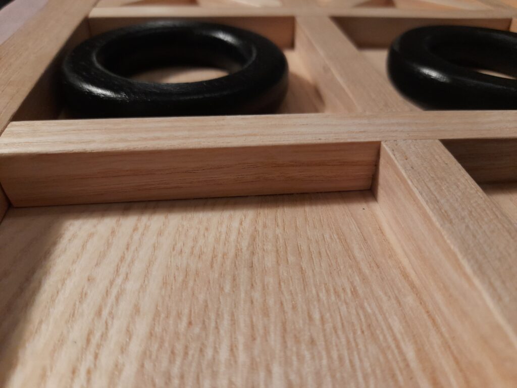Un Jeu de Morpion Élegant en bois massif, Un Jeu de Morpion artisanal en bois