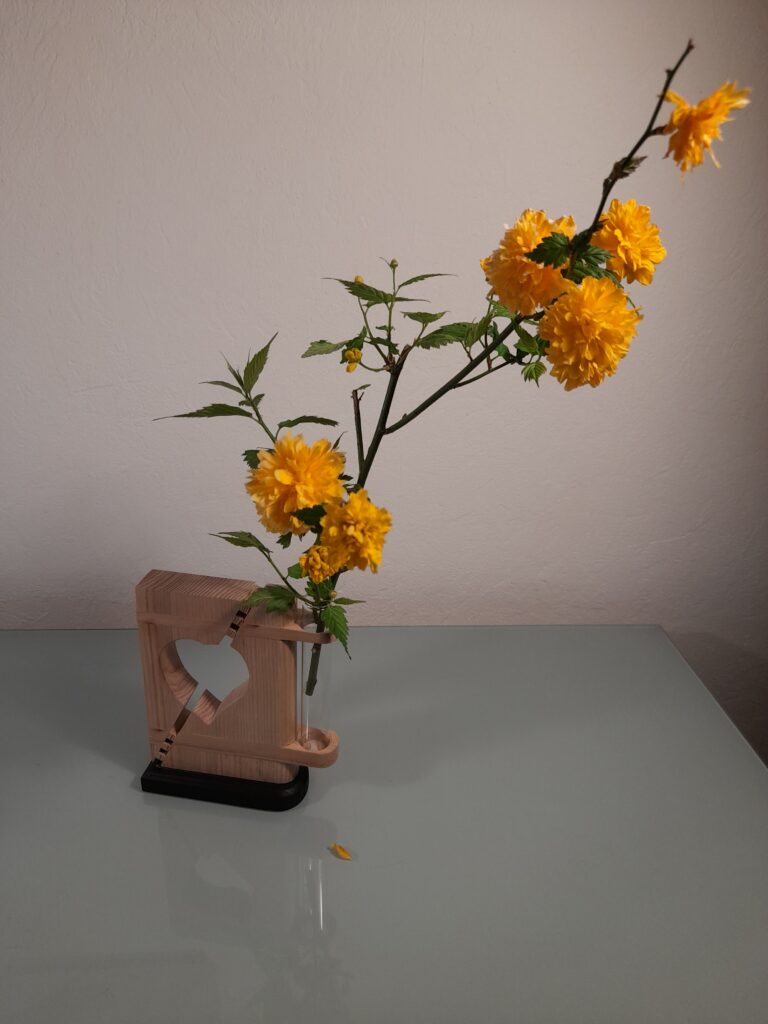 Un Cadeau Élégant, soliflore artisanal, soliflore en bois, soliflore tube éprouvette, soliflore style contemporain, soliflore design