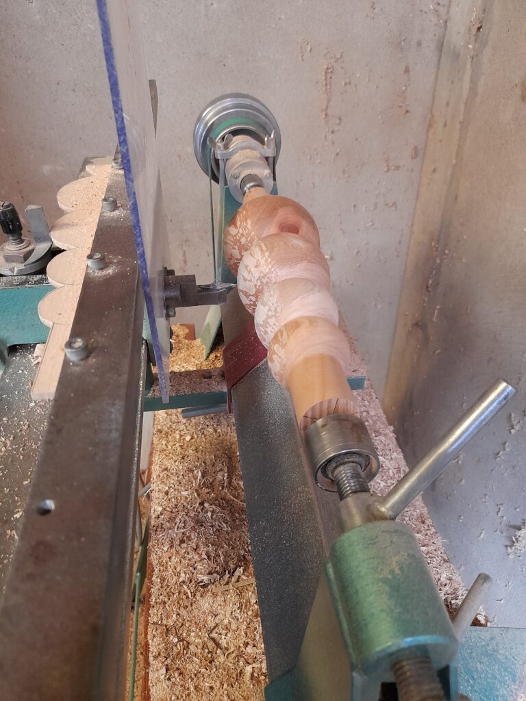 Un pied de lampe en merisier échauffé