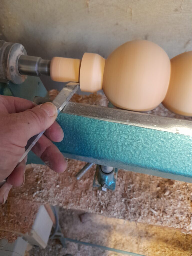 Un pied de lampe en merisier échauffé