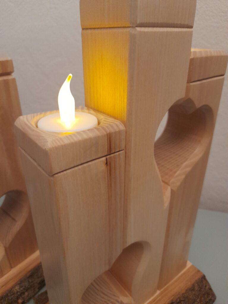 Un Bougeoir en Bois Massif : Élégance à l’état naturel.