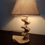 Lampe à Poser Artisanale en Bois - pied ondulé