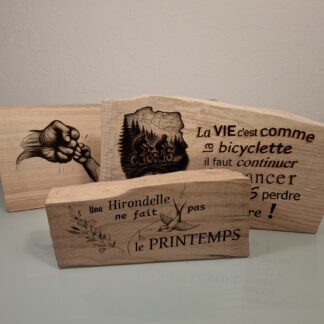 Phrases positives gravées sur bois