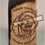 Trophée en bois massif gravé thème pompiers