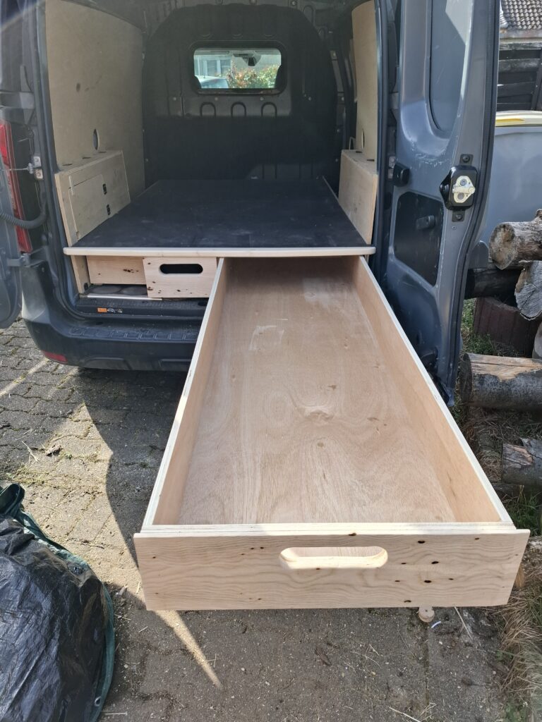 Aménagement de Deux Tiroirs dans un Kangoo