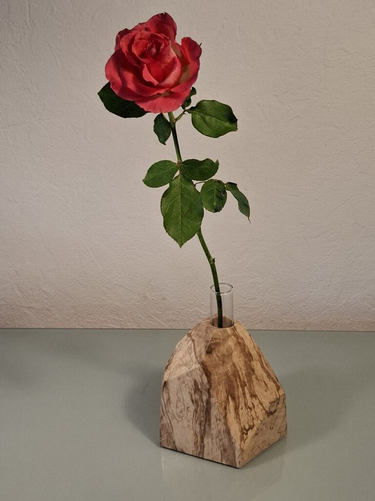 Décoration artisanale vs industrielle : pourquoi choisir des pièces uniques en bois massif
