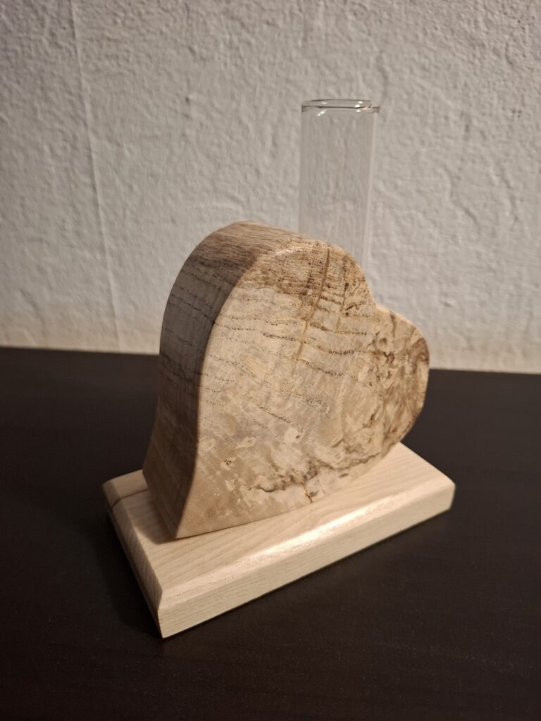 Décoration artisanale vs industrielle : pourquoi choisir des pièces uniques en bois massif