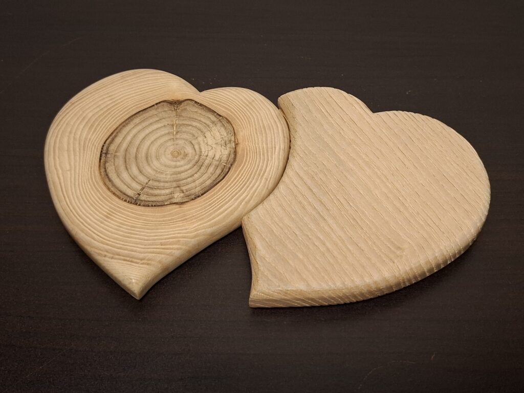 Duo cœurs en bois massif - l'idée cadeau qui fait mouche