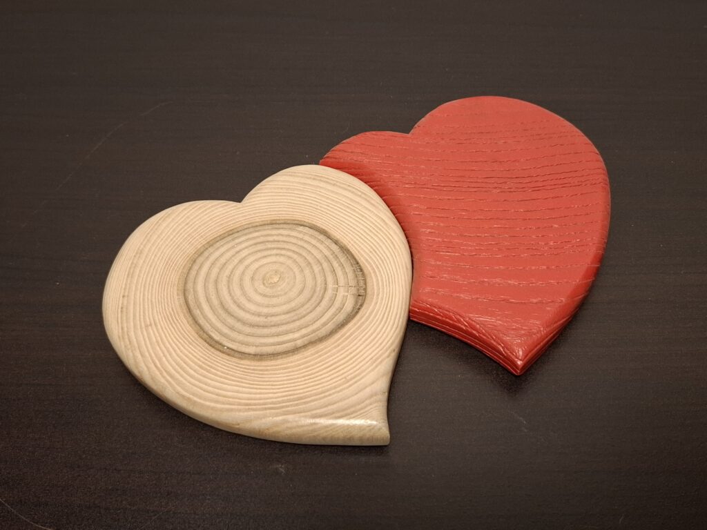 Duo cœurs en bois massif - l'idée cadeau qui fait mouche