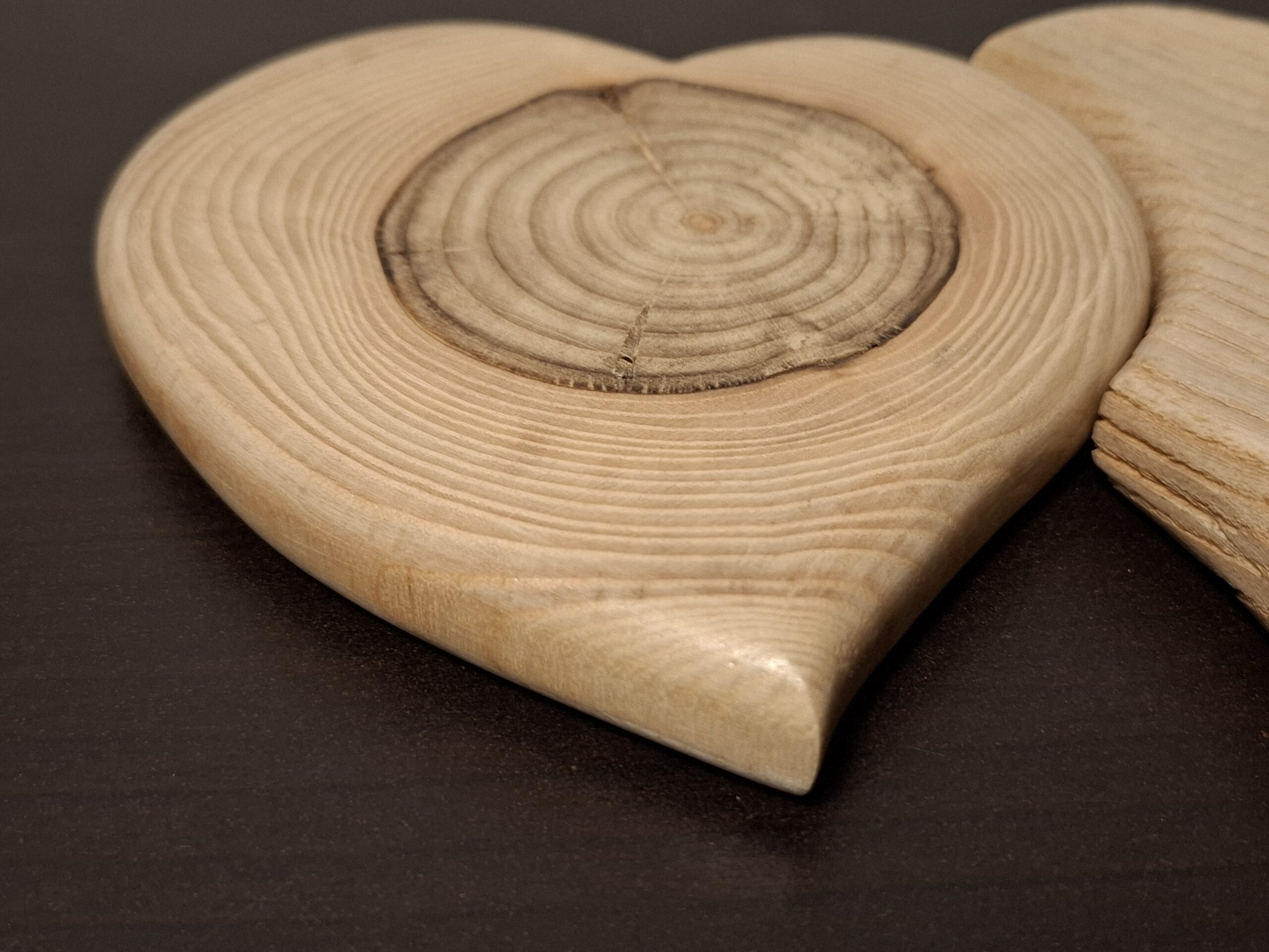 Duo de sous-verres cœurs imbriqués en frêne naturel – Image 4