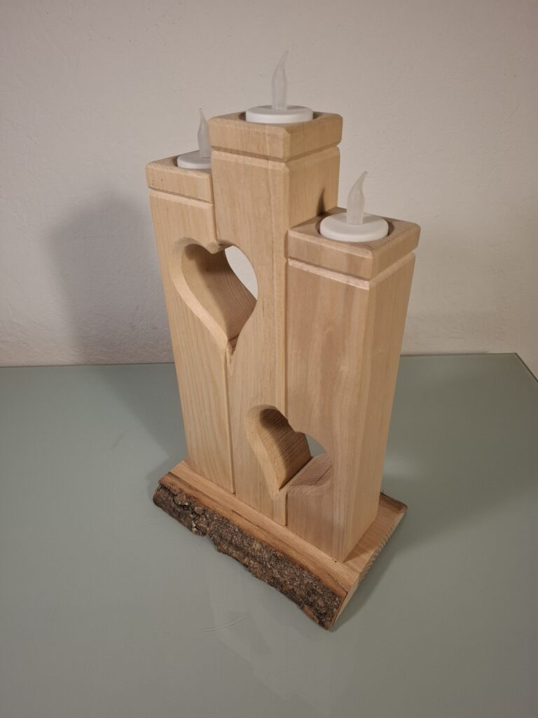 Bougeoir artisanal en bois massif avec motifs cœurs ajourés, fabriqué à la main par Lighthouse Design